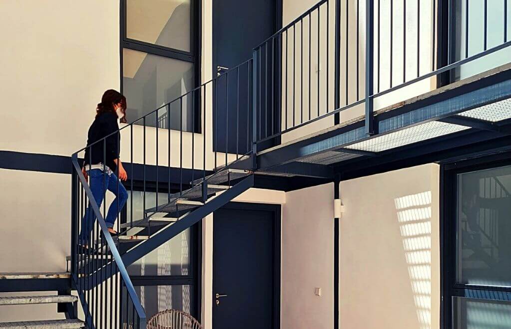 Estudiante subiendo las escaleras del primer piso de los estudios del Coliving