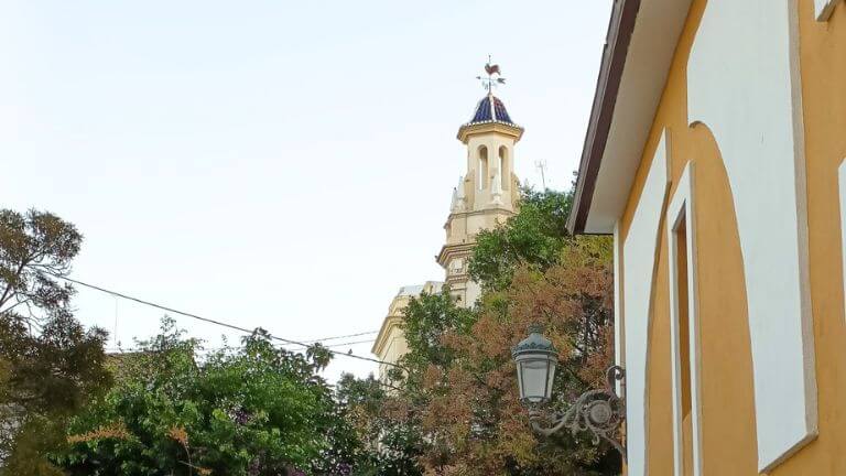 vistas hacia la iglesia ubicada en la plaza del barrio de Patraix